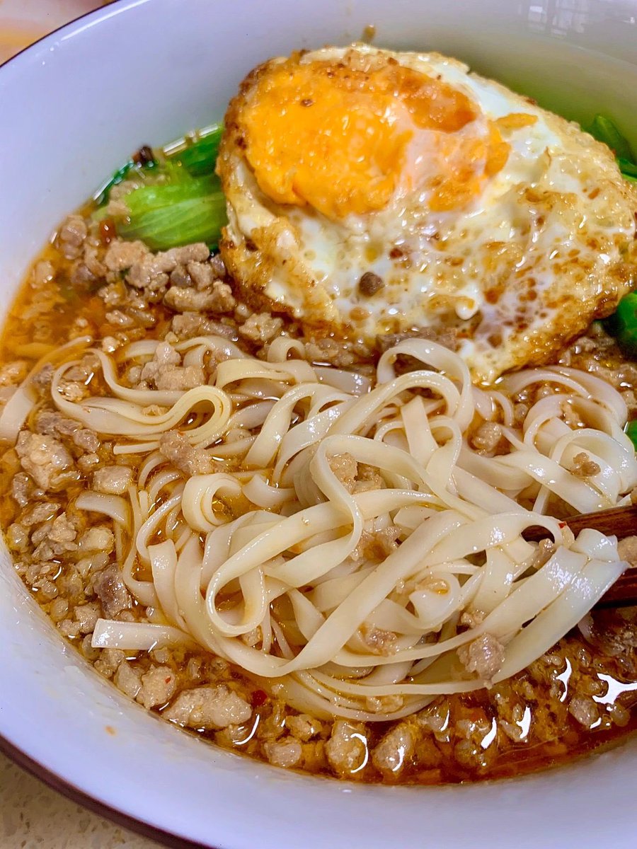 I was suddenly hungry in the evening, so I cooked a portion of noodles with shredded pork and eggs by myself.