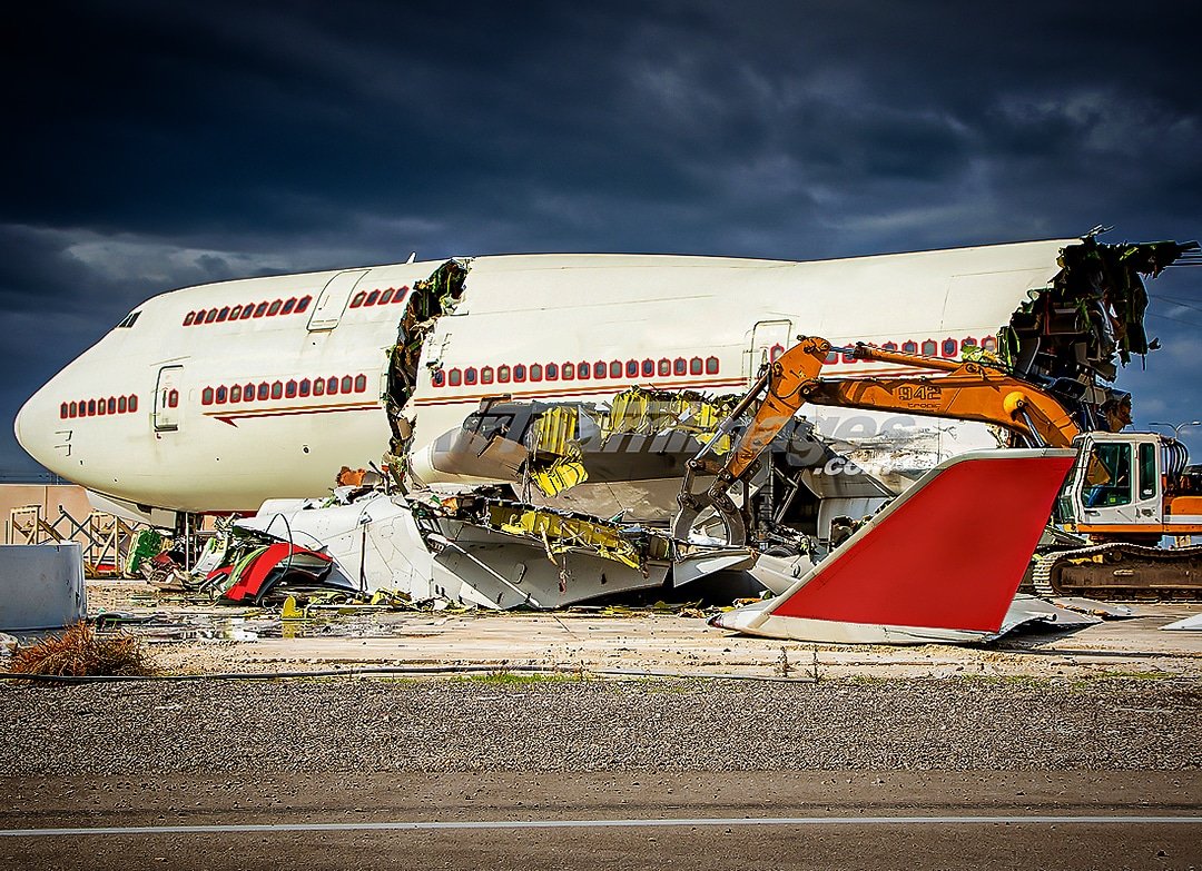 Air India - Boeing 747-400 [VT-EVA] which served the Indian Airspace for decades is now being scrapped at Roswell. Farewell !! @Boeing @Boeing_In @AAI_Official @MoCA_GoI @DGCAIndia @flightradar24 @ArenaJet @timesofindia @htTweets