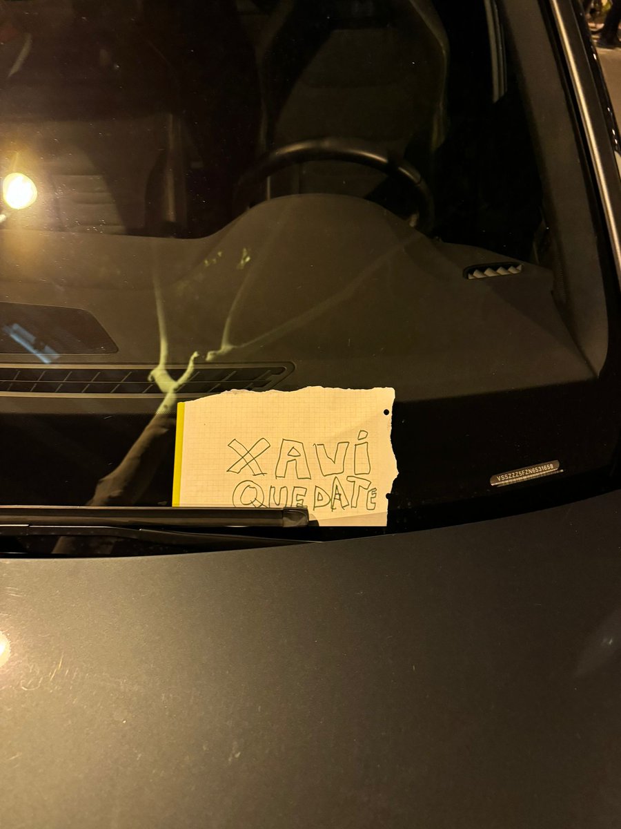 😯 Mientras Xavi cena en casa de Laporta junto a Deco, Yuste, Echevarría y Bojan para celebrar que se queda

📄 Un aficionado le ha dejado esto al técnico azulgrana en el coche: "Xavi quédate"

📸 <a href="/victor_nahe/">Víctor Navarro</a> 

📻 #PartidazoCOPE