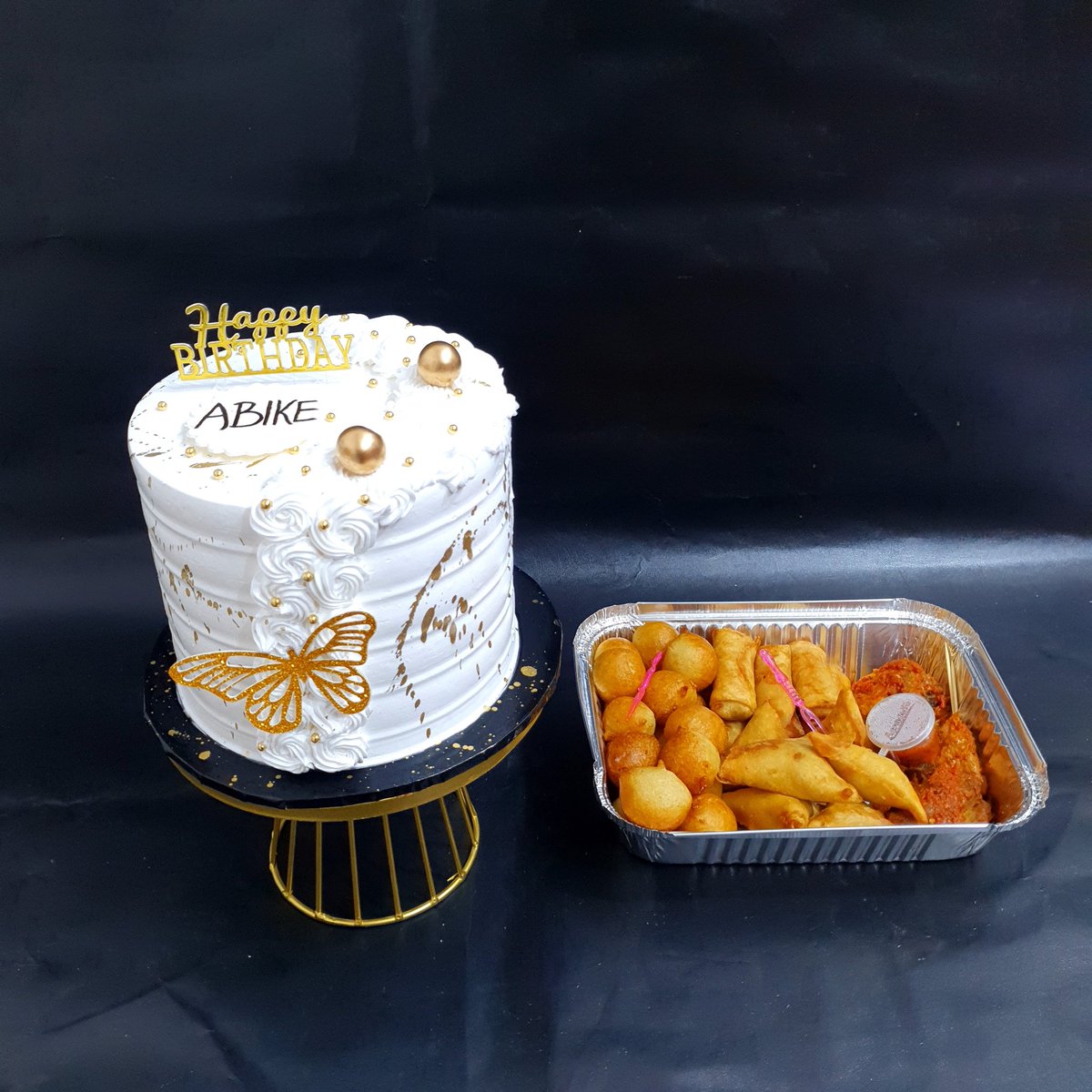 Whipped to perfection.😊 Cake description; Size 6, 2 layers. Frosting: whipped cream Price: 17,500NGN Small chops: 6000NGN Cakes and small chops are available for delivery everyday. Send a DM or use the WhatsApp link in bio or call 08147592582 for order placement.
