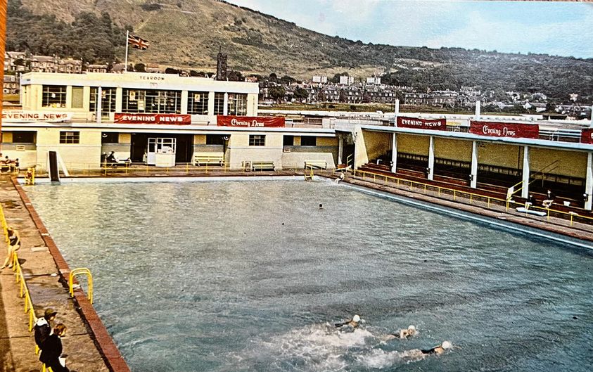 Many years ago I  swam in this Burntisland open air swimmig pool with pals from my youth.The thing that has stuck in my mind most-- these swims were freezing--Couldn't recall much about the pool itself or surroundings.