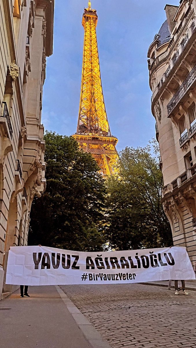 Paris sokaklarında...
#YavuzAğıralioğlu 
#AzKaldı
#Birgünmutlaka🇹🇷