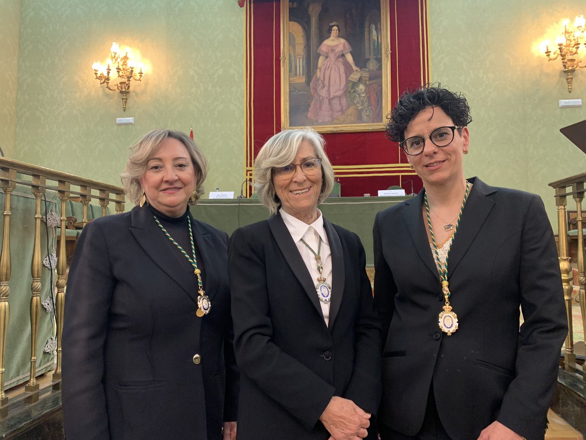 @IRBBarcelona @nlbigas @UPFbiomed López Bigas ha sido arropada por varias académicos y académicas de la #raciencias. En la foto posa junto a la secretaria general, Ana Crespo (centro) y Ángela Nieto @NietoAngela que ha contestado a la Núria en nombre de la corporación