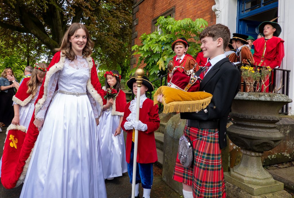 A week today is one of the larger events along the #midcheshirerailwayline Yes it is the return of #knutsfordroyalmayday and along with John Collins Funfairs it is going to be a busy day with lots of roads closed, so please #TakeTheTrain 👑👑🚂 @northernassist @BeeNetwork