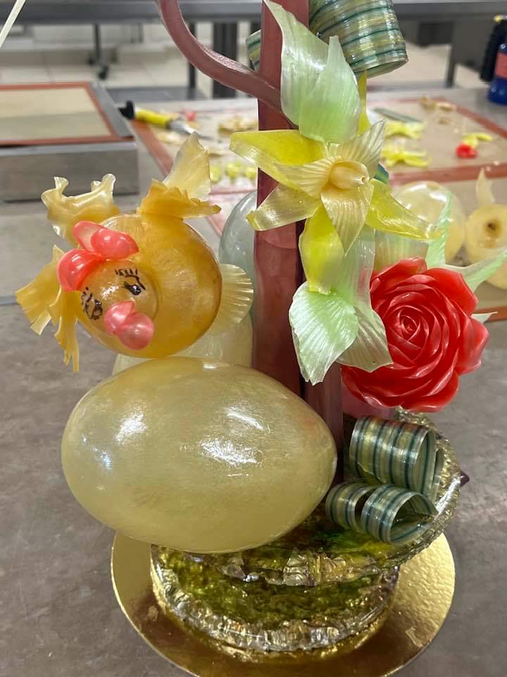 LyceeDetroit's tweet photo. Clap de fin pour cette année avec les élèves de terminale bac pro boulanger-pâtissier avec l'option « sucre d’art ».
De belles expériences inoubliables qui peut-être vont créer des vocations…
Félicitations aux élèves et merci à leur enseignant Arnaud Cordier 
#dsden62 https://t.co/5iEJ2ihlv2