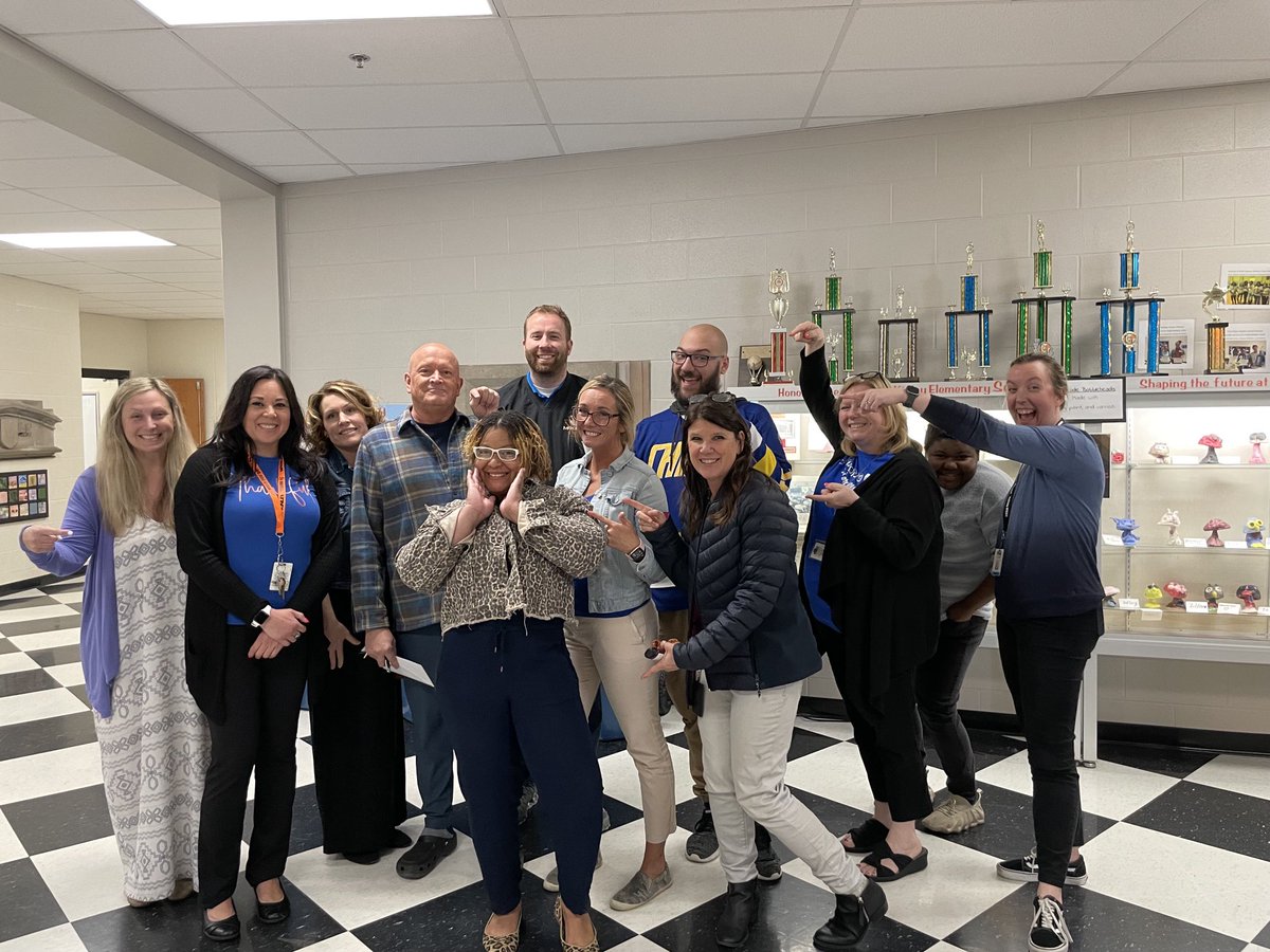 McKinley STEM staff standing in support of paraprofessionals. ⁦@OFTunion⁩ ⁦@AFTunion⁩ ⁦@AFTProg⁩