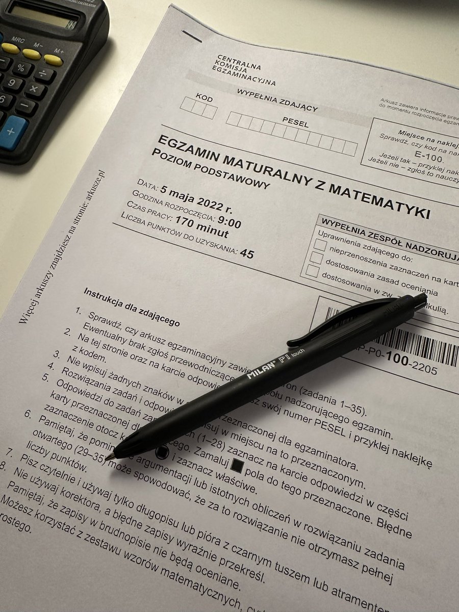 lubiesimpowac's tweet image. tesknie za czasmi kiedy wieczorami szedlem rekreacyjnie czytac sobie ksiazke a nie robic arkusze z matmy😭