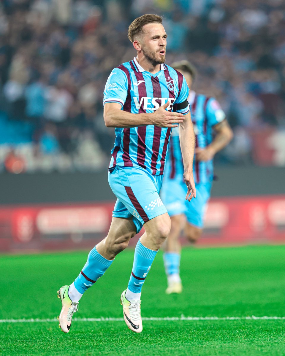 🔥 Trabzonspor finale göz kırptı 😎 Trabzonspor, uzun süre 10 kişi oynadığı maçta, sahasında Fatih Karagümrük'ü 3-2 mağlup etmeyi başardı 👀 Karşılaşmanın rövanşı 8 Mayıs tarihinde oynanacak