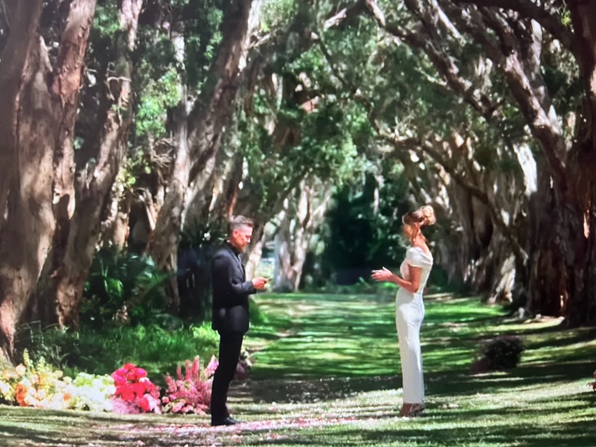 Lauren looks amazing! Has she put on extremely high heels to make sure she TOWERS over him?!🤣🤣🤣 #MAFSAU🤵🏾