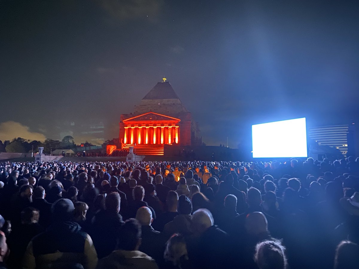 Thousands gather ahead of the Dawn Service at Melbourne’s Shrine of Remembrance ⁦@abcnews⁩ ⁦@abcmelbourne⁩