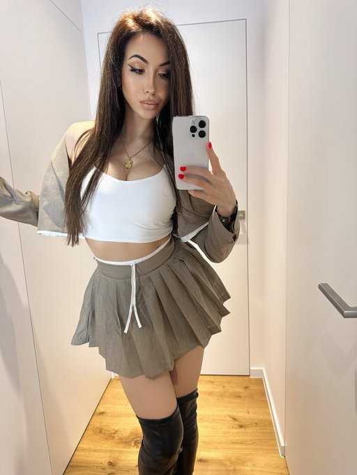 Do you like brunette girls?🥰 https://t.co/t71m9kTl0X