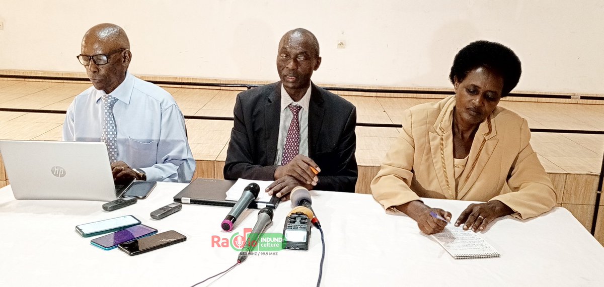 ImicokamaRadio's tweet photo. Les valeurs d'#Ubuntu et d'#Ubushingantahe sont menacées aujourd'hui par des pratiques étrangères qui risquent de mettre en cause la culture #Burundi-aise.Dixit Adrien Sibomana président du conseil national des Bashingantahe au cours d'1e conférence de presse de ce mercredi https://t.co/C5N8RE7IDb