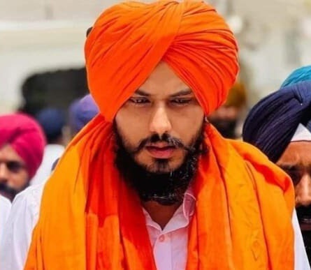 BIG NEWS 🚨 Waris Punjab De head & Separatist Amritpal Singh to contest as Independent candidate from Khadoor Sahib Lok Sabha seat.

Amritpal Singh is locked up at Dibrugarh jail in Assam under the National Security Act.

His lawyer said 'I requested bhai sahab that in the…