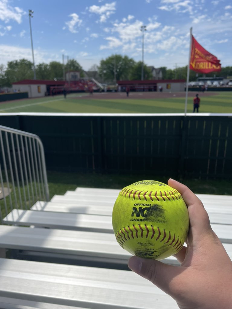 I got a souvenir 😂🥎

Maddie Fernandez with a big three-run bomb! 💣