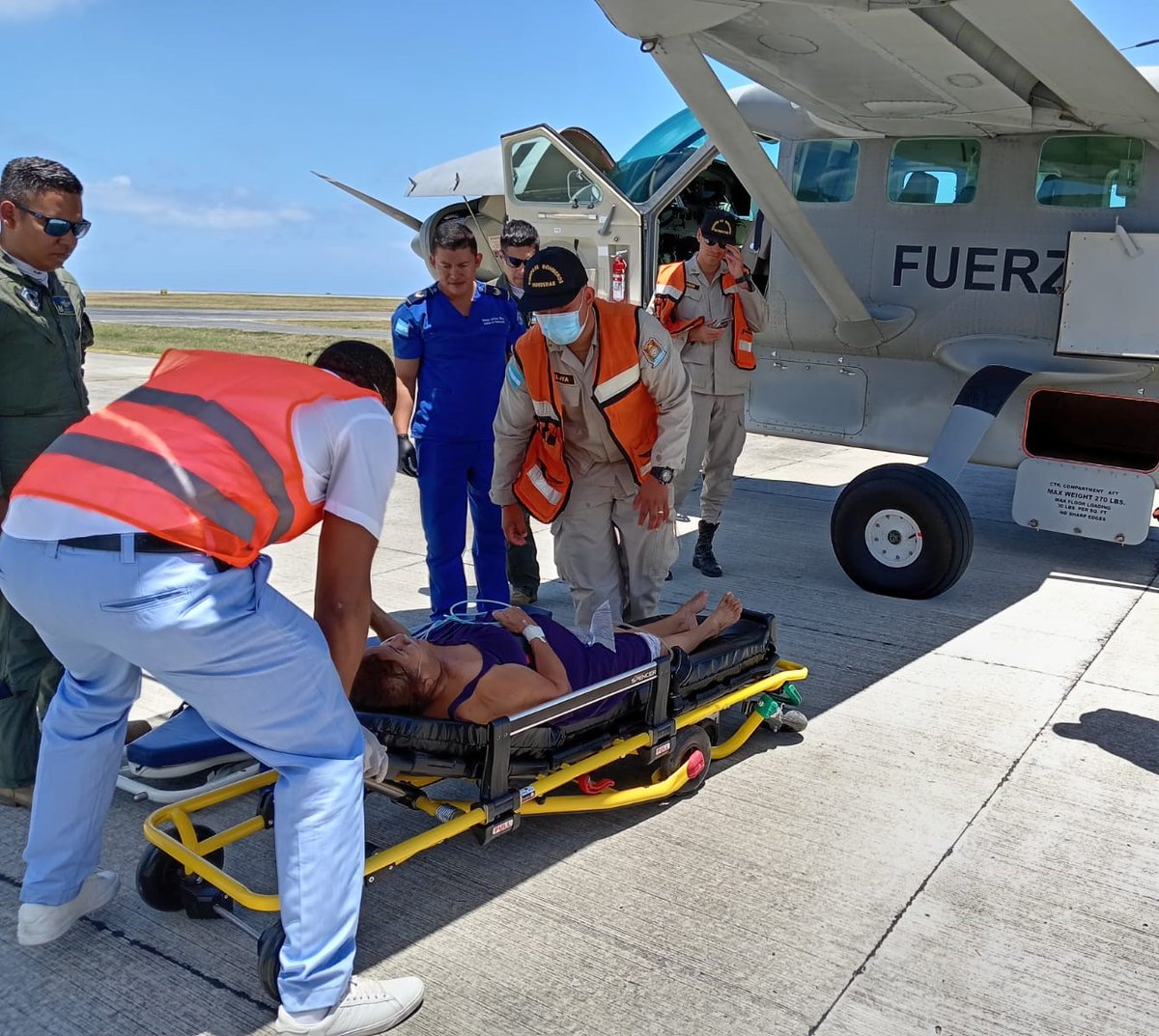 AereaHn's tweet photo. Tu #FuerzaAéreaHN, a través del Escuadrón de Ala Fija de la #BASEHAM, traslado este día desde Roatán, Islas de la Bahía hacia la Base Aérea “Cnel. Armando Escalón Espinal” #AEE, a una ciudadana mayor de edad con diagnóstico de disnea y dolor torácico. https://t.co/3rxHxpnsd5