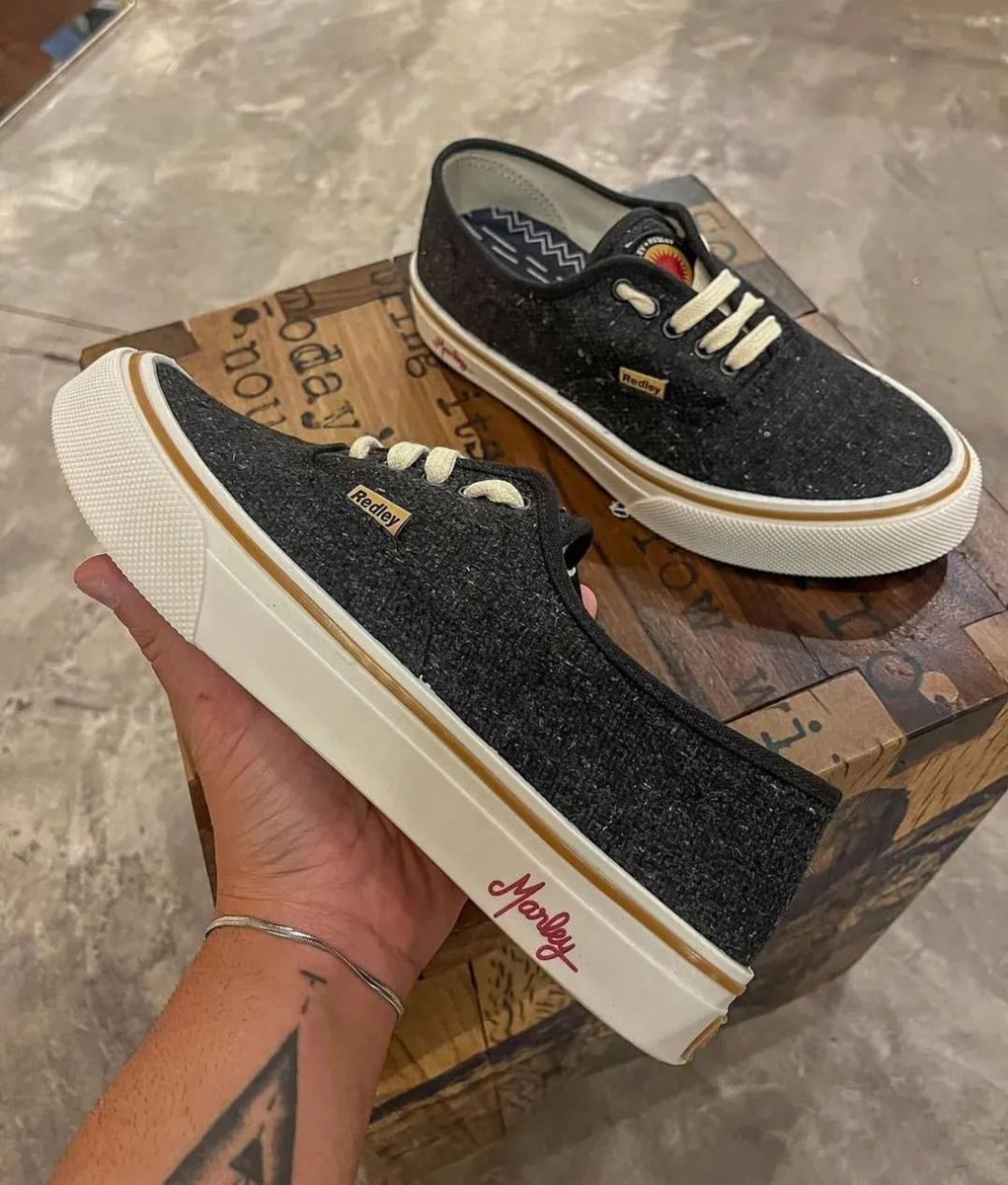 redley_kenner's tweet photo. COLLAB REDLEY + @bobmarley  🤍🖤

O tênis acompanha 2 cadarços: 1 na cor da lona e outro cru.

De269,00 Por R$242,10 + FRETE GRÁTIS até o dia 29 desse mês 😨😨

Usando o código de vendedora: C001056 

#redley #redleyoriginals #cupom #desconto #bobmarley #collab https://t.co/0uO5ay1yeX