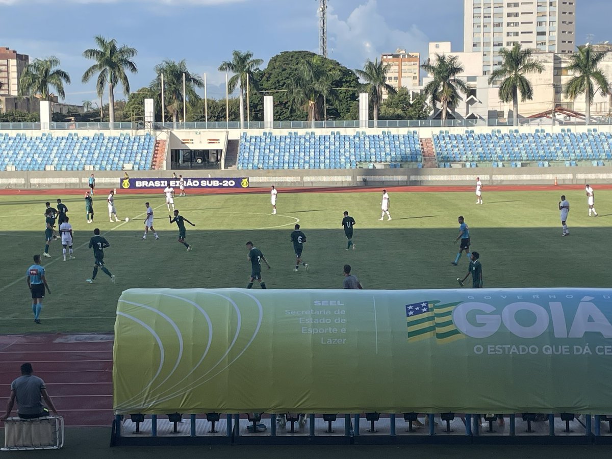 ⚡️MUITO RÁPIDO Menos de 6 minutos, o Goiás já fez mais dois gols. Larson no rebote Hwaskar com assistência do Larson. Goiás 3x0 aqui no Olímpico. 🟢⚪️ @maisgoias