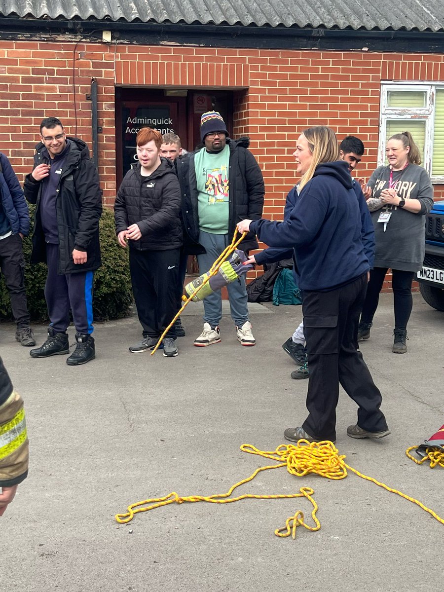 Educating young people through schools to #BeWaterAware is vital. Dewsbury white watch today doing us proud at @LittleDeerWood. #coldwaterkills #floattolive call 999 and ask for fire for Water rescue in West Yorkshire. 🤩🚒