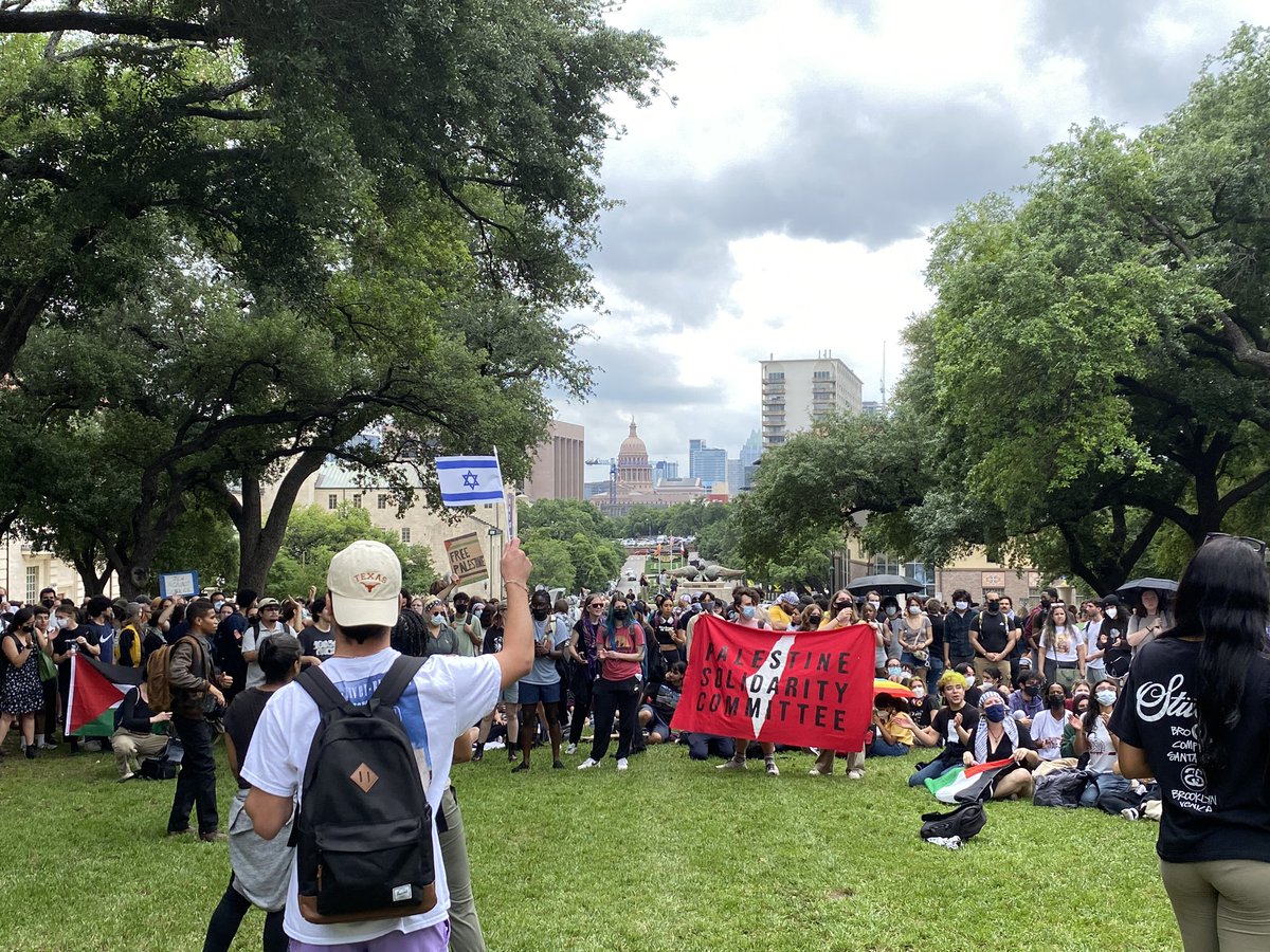 cel_olivarez's tweet photo. Palestine protest at South Mall Lawn at The University of Texas at Austin @UTAustin @TeamCNN @HoustonChron @statesman @TexasLonghorns #Palestinian #protest #Palestinian #utaustin 

Photo: Celeste Olivarez https://t.co/Qqwtrj0U7M