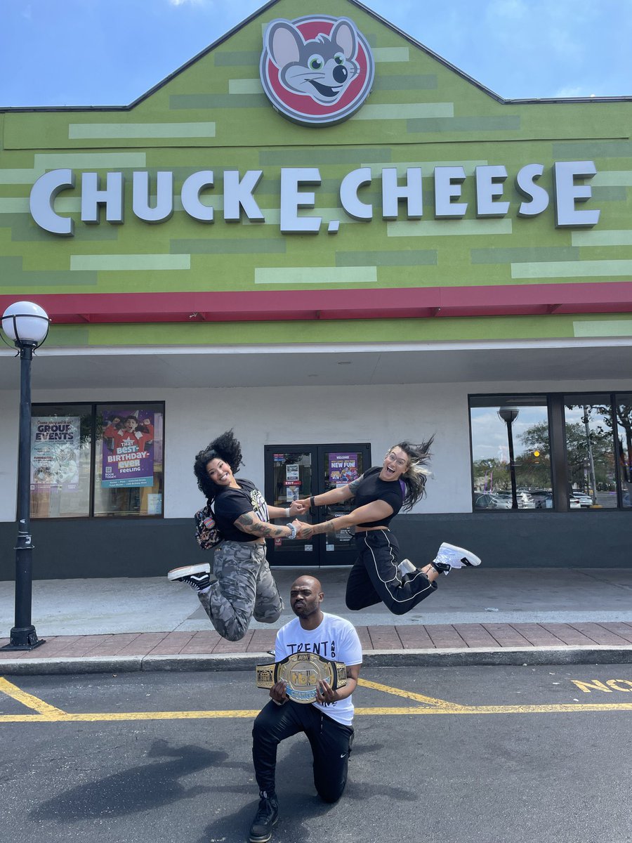 OMG 😭 Willow Nightingale, Kris Statlander & Stokely Hathaway took the TBS Women’s title to Chuck E. Cheese!