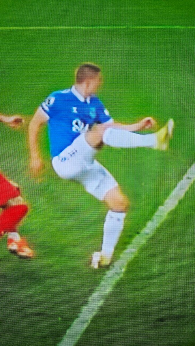 How the hell did Mykolenko run this off. #Everton #Liverpool #EVELIV