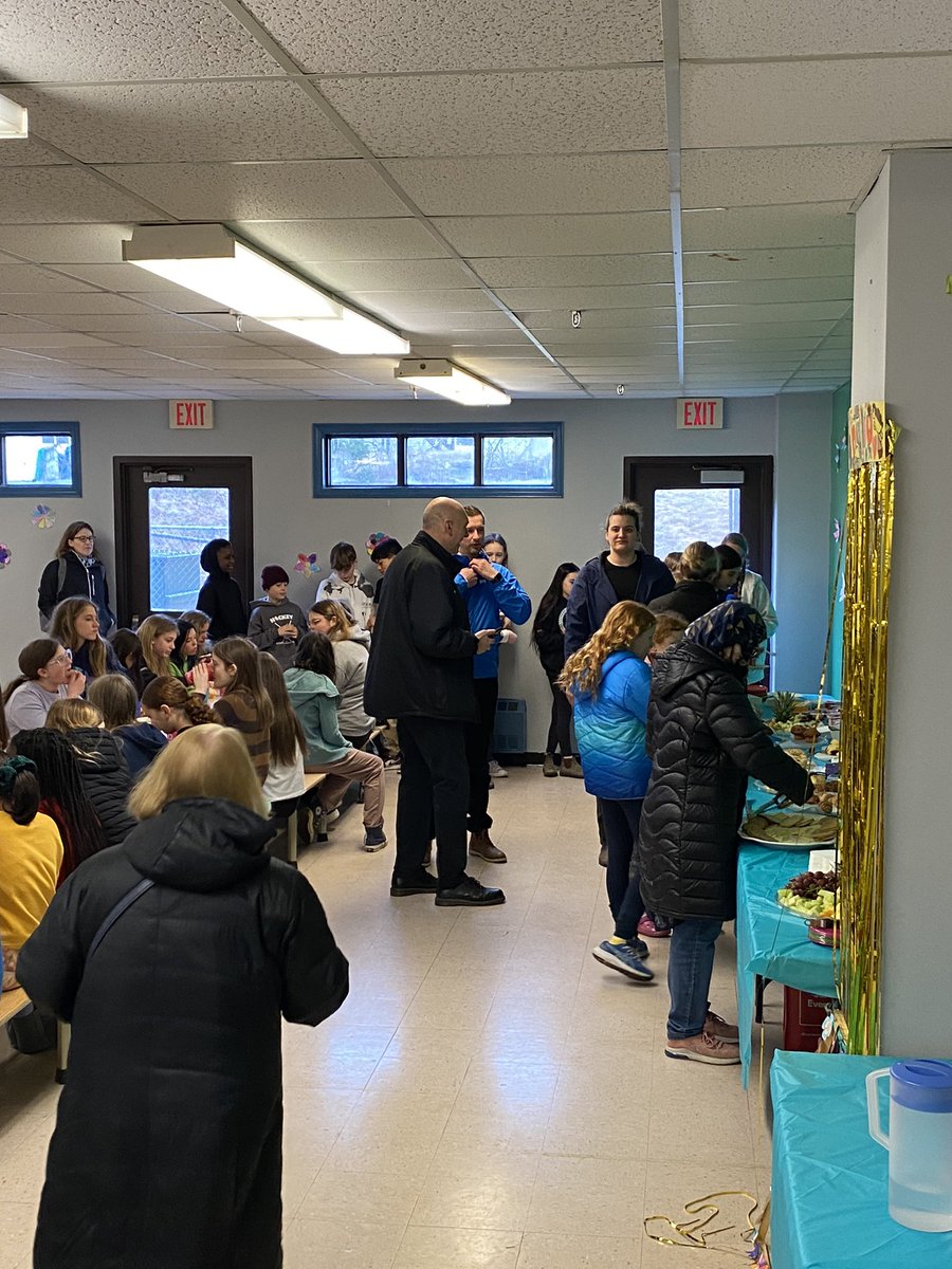 A heartfelt thanks to the committee of Tt who organized the @StMattsTigers Volunteer Breakfast this am. Ss and parent volunteers are a HUGE part of our powerful community, it was awesome to see them honoured @grade1hodder @LaunShoemaker @charrumbolt @MmeNorth