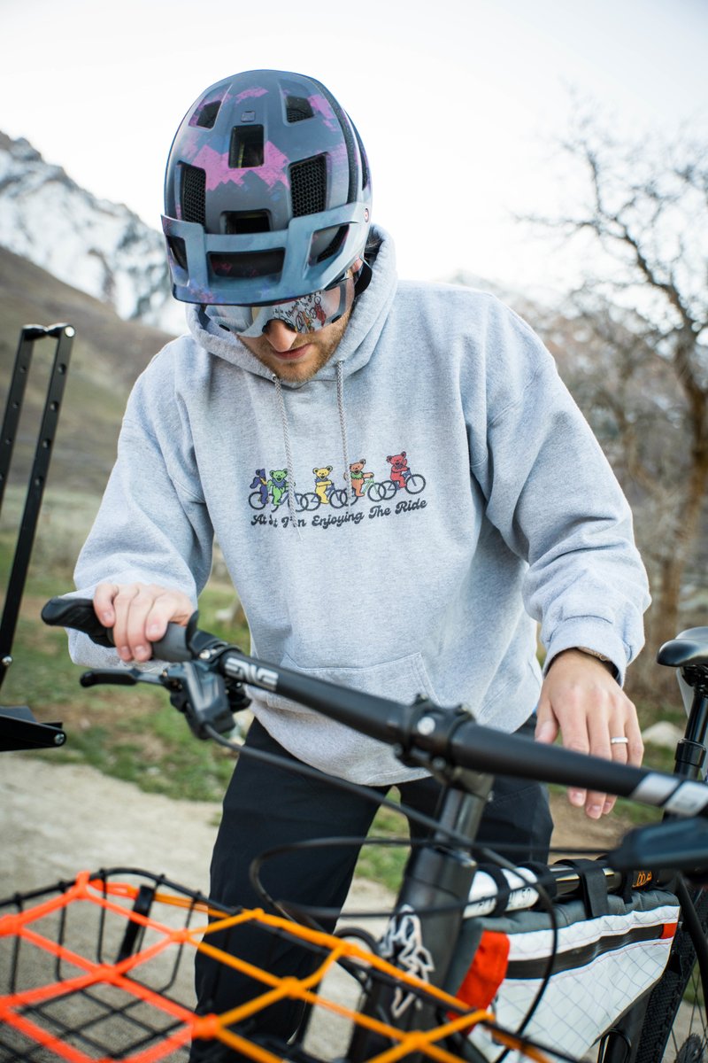 threadandspoke's tweet image. Cool morning temps call for cool hoodies 😎

#threadandspoke #deadhead #enjoytheride #hellinabucket #mtb #rodeolabs #flaanimal #shredtilyourdead
