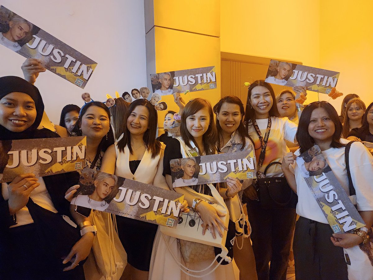 Team Justin for Pagtatag World Tour Dubai! Thank you @justintdedios for talking to me during the photoop. Kaya ikaw talaga bias ko ehh, napakahumble.. Labyu! Bagay sayo new hair mo bunso! 
#JUSTINDEDIOS 
#SB19_JUSTIN 

@yanidedios Nice to see you, too!