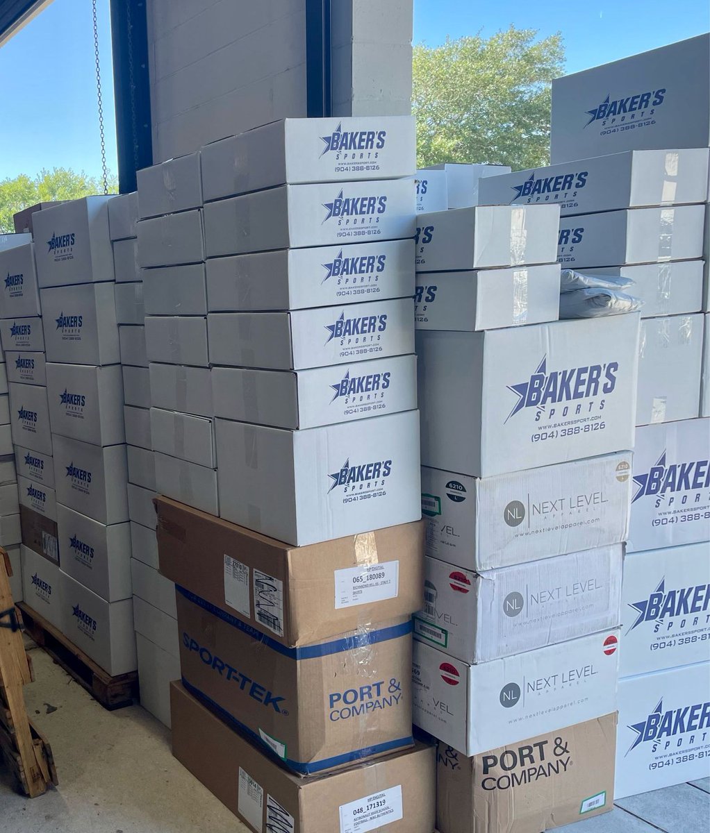 Your #HumpDay update of the #BakersMade shipping department!🐫📦

Alot of customers will be receiving #PlayerPacks within the next few days!‼️

#SportsApparel #TeamSports #SportingGoods #ProductionLine #Shipping