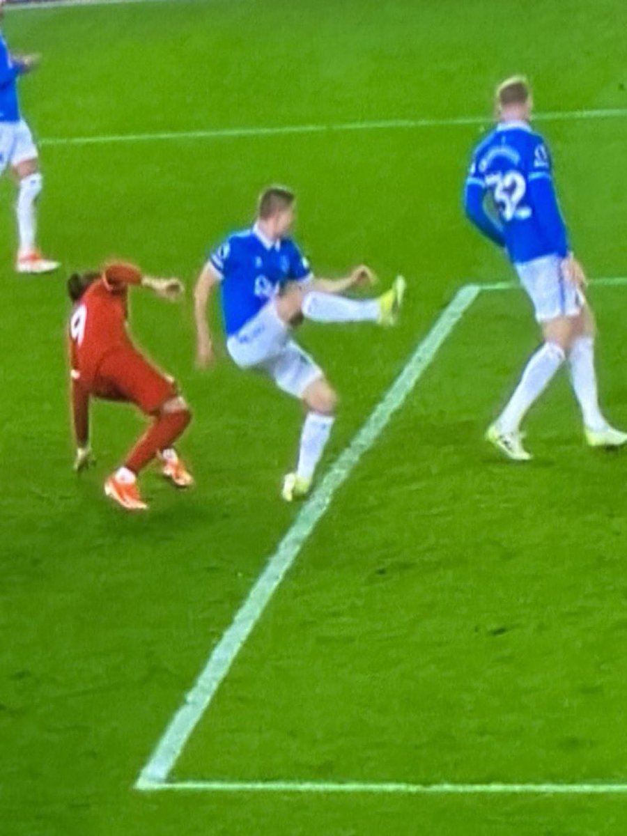 uk_sam's tweet image. ouch #Everton #LiverpoolFC