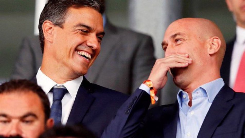 Pedro Sanchez: Mira estos!!! Que les doy pena!!!!