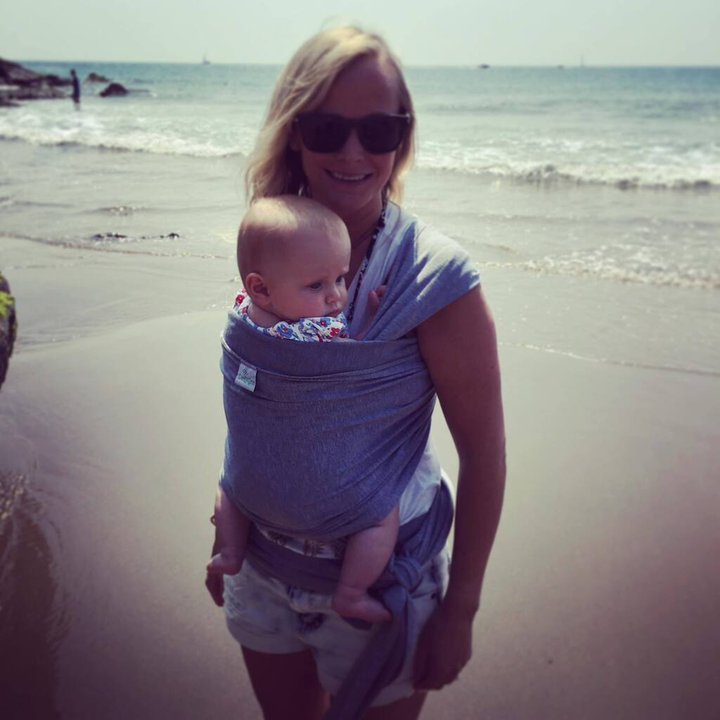 It’s coming guys - the U.K. Summer is just around the corner. Get ready for those beach walks with your mini human! Beach babywearing warms the heart 💛🌸
.
#daisygro #inmydaisygro #beachbabywearing #babywearinglove #ukbusiness #shopsmallbusiness #family… instagr.am/p/C6KA1MosoTb/