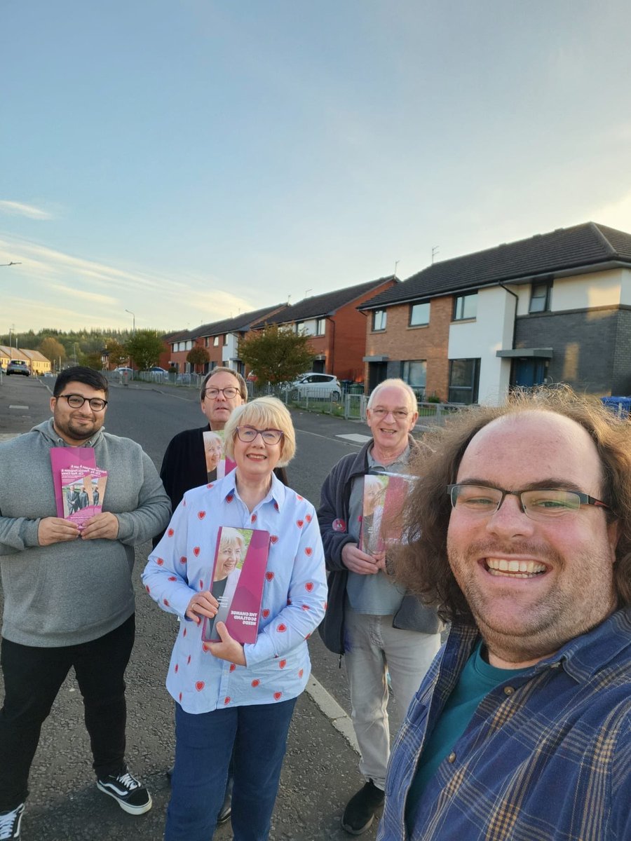 Thanks to everyone who spoke to us in a very sunny Drumchapel this evening. Residents are concerned about the cost of living but also about bin collections and road safety in the area. #GEnow