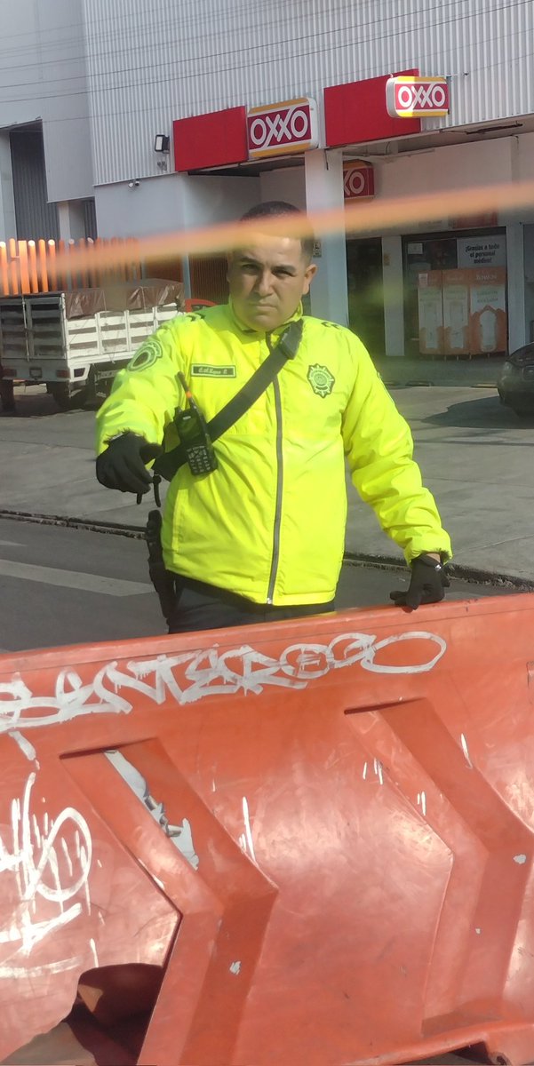 babalaomayor's tweet photo. @martibatres @SSC_CDMX O como este elemento que por sus webs y su poco criterio cierra el cruce de Dr. Vertiz y la lateral de Viaducto en su incorporación, mentado madres y ofendiendo a diestra y siniestra a los automovilistas!
Igual de prepotente que tu redacción, recuerda, el poder de las palabras. https://t.co/MrjEytJz8C