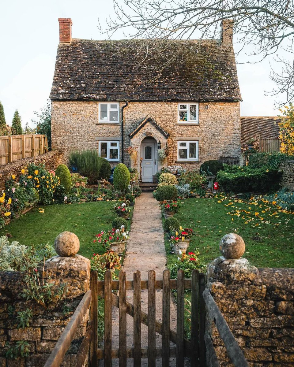 Stone cottage in the Cotswold. England. NMP.