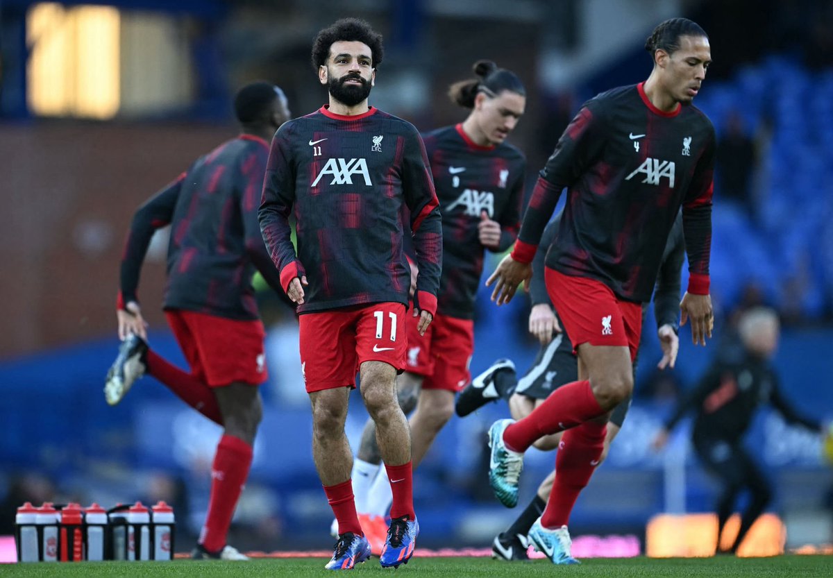 Sharma404144's tweet photo. Liverpool: We have a game in hand.

The hand:

#EVELIV #LFC #LFG #Liverpool https://t.co/7GgREvuPrQ