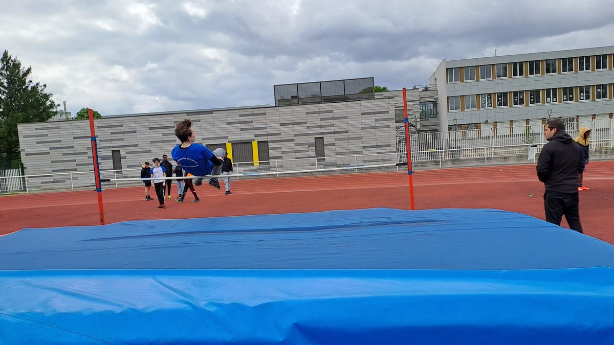 230 élèves ont participé aujourd'hui au championnat départemental d'athlétisme par équipe collège à Montreuil. La victoire est revenue à Evora MONTREUIL en benjamin(e)s mixte et à Marais de Villiers MONTREUIL en minimes mixte. Merci au @camontreuil93 pour l'aide à l'organisation.