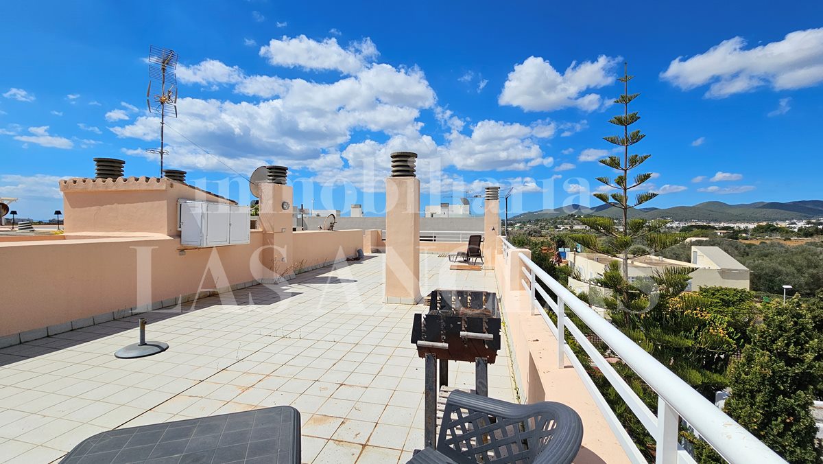 Sunny penthouse with large private solarium and underground parking space (Ref 155) #ibiza #roofterrace #ibizaapartments #penthouseflat #ático #ibizaproperty #DaltVila #forsale #Ibiza2021 #apartment #Penthousewohnung dlvr.it/T5ykbv