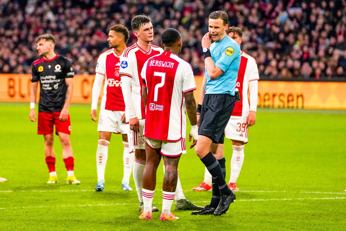 HT: AJAX - EXCELSIOR 1-1 This doesn’t look good… Was it a red card in your view? #Ajax #ajaexc #Rensch #Bergwijn #Brobbey