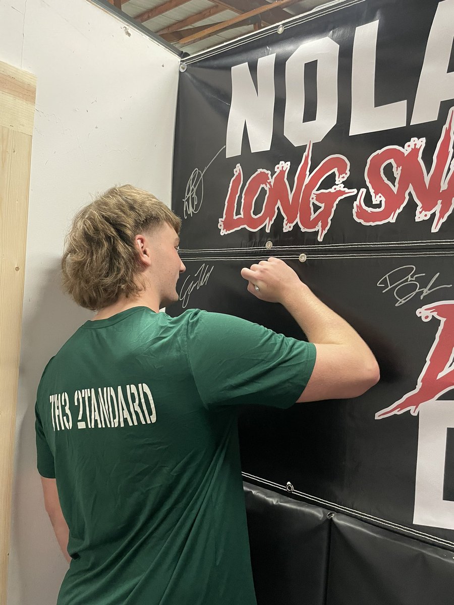 ✍️Names are starting to be added to the walls of #NolansDawgDen! 🏆ALUMNI🏈 come in this summer to contribute! #NolansLongSnapping #DawgDen #LongSnapping #LongSnap #LongSnapper