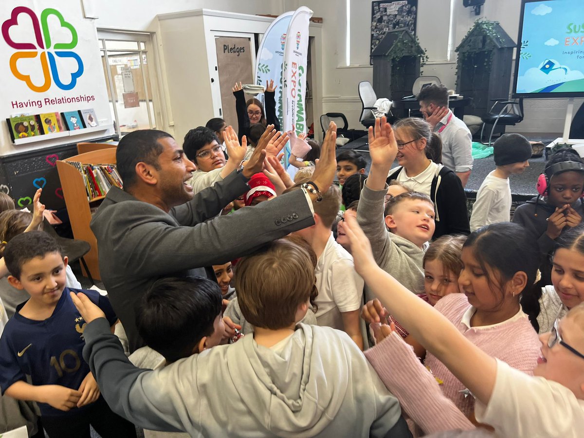 I love this photo of @EvoHannan and our Year 5 children. What a fab day we’ve had! #LearnToLoveLoveToLearn #SustainabilityWeek ❤️💚💛💙🌈🎉🌍🌎🌏