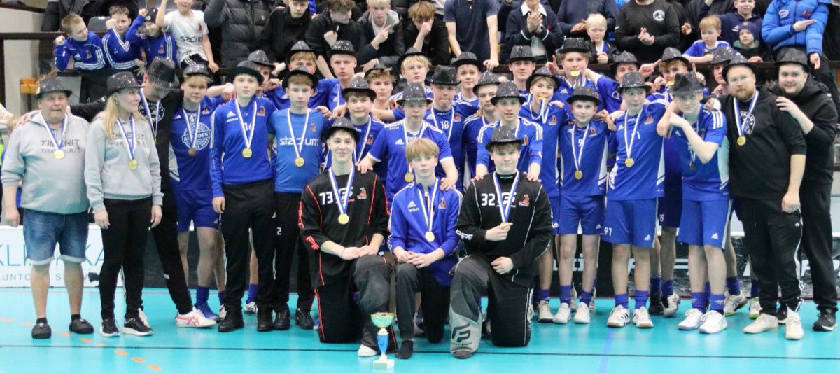 Tiikerit's tweet photo. Tiikerit P16 voitti SM-kultaa! 
Tiikerit jatkoi vahvoja esityksiä voittamalla ratkaisevan 3. finaalin  numeroin 8-3.
Tikkurilan Urheilutalolla oli jälleen paikalla täysi tupa ja tunnelma katossa!
Onnittelut Tiikeripojille ja taustahenkilöille upeasta kaudesta!
#salibandy https://t.co/cMDdLLGQQ8