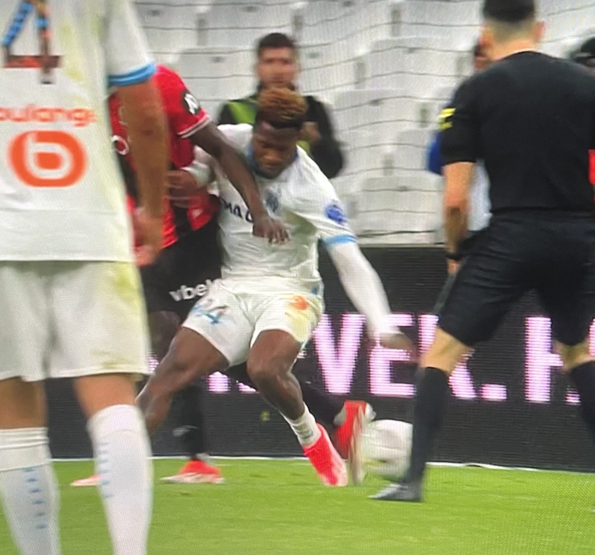 Mesdames et messieurs : CARTON ROUGE !