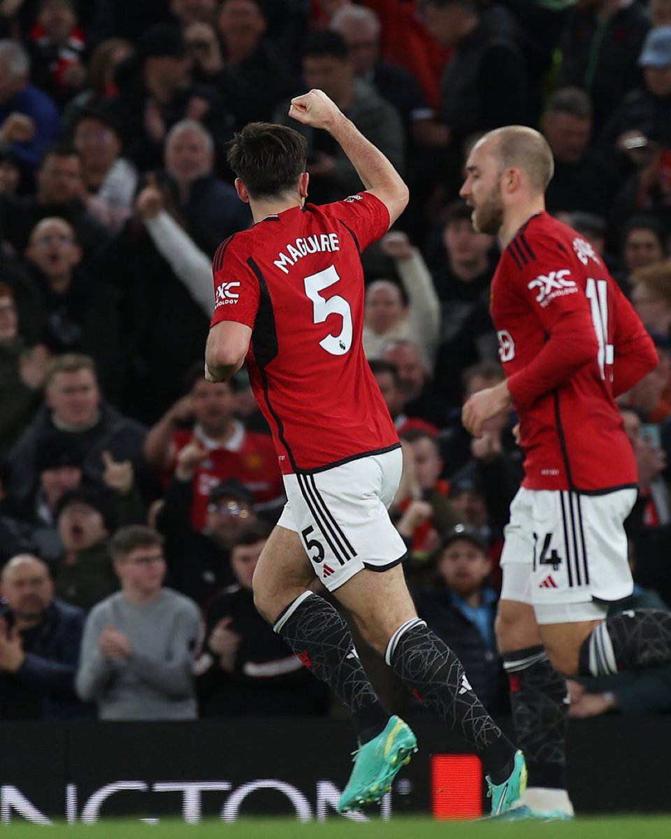 Harry Maguire levels the score for Manchester United against Sheffield United before the break. 1-1 #JoySports