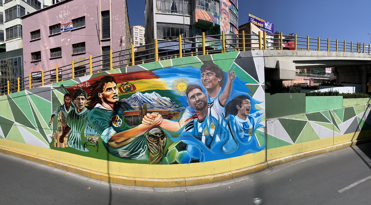 🇧🇴🇦🇷 | Mural em frente ao Estádio Hernando Siles exaltando o futebol boliviano e o futebol argentino. Marcelo Moreno, Messi e Maradona presentes em La Paz. #colunadofla