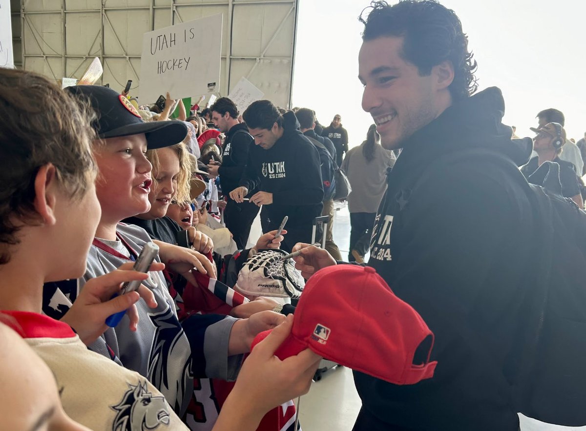 Sean Durzi meeting with young fans greeting the team at airport hangar in Salt Lake City. ⁦@seandurzi⁩ ⁦@OctagonHockey⁩