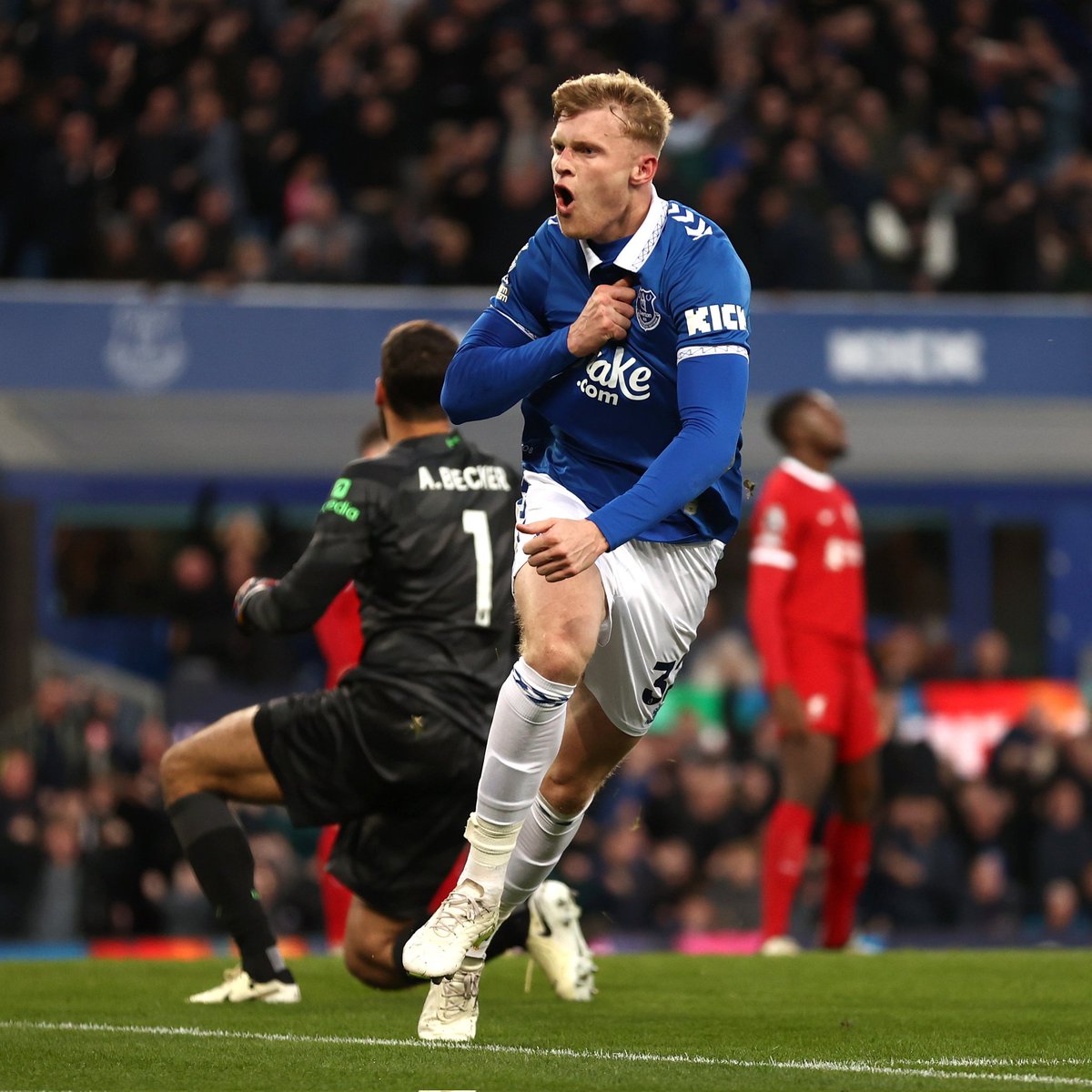 grandoldteam's tweet photo. 🔵 HT. @Everton 1-0 Liverpool - same again second half blues! 💪

Your ONE word, or GIF summary of the first half?! #EVELIV https://t.co/JNZ3wpeRjw
