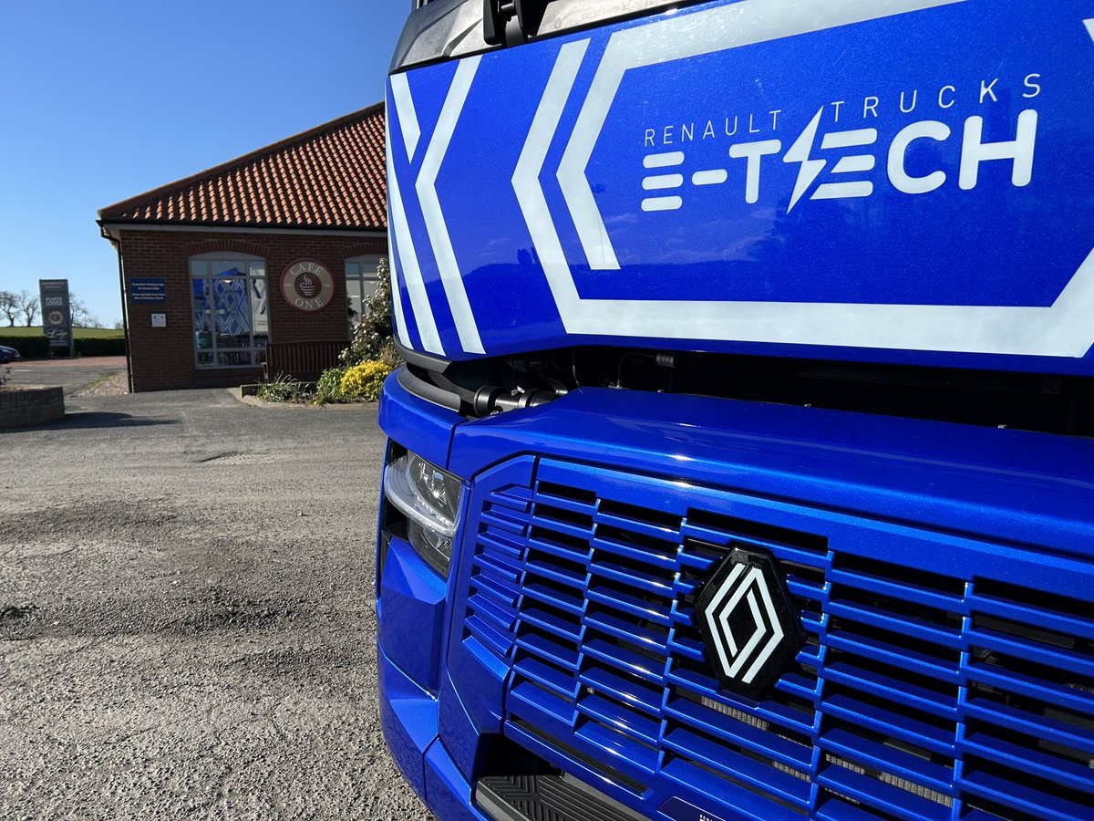 Diamond Life! On board @RenaultTrucksCo E-Tech T Electric 4x2 tractor unit Sleeper cab pan EU Diamond Echo tour, driving from Newcastle to Edinburgh today. 300 km fully loaded. 490 kW motor 540kWh 600V 2,400 Nm @RenaultTrucksUK #TheGoodTruck @RenaultTrucks1 @HandlingNetwork