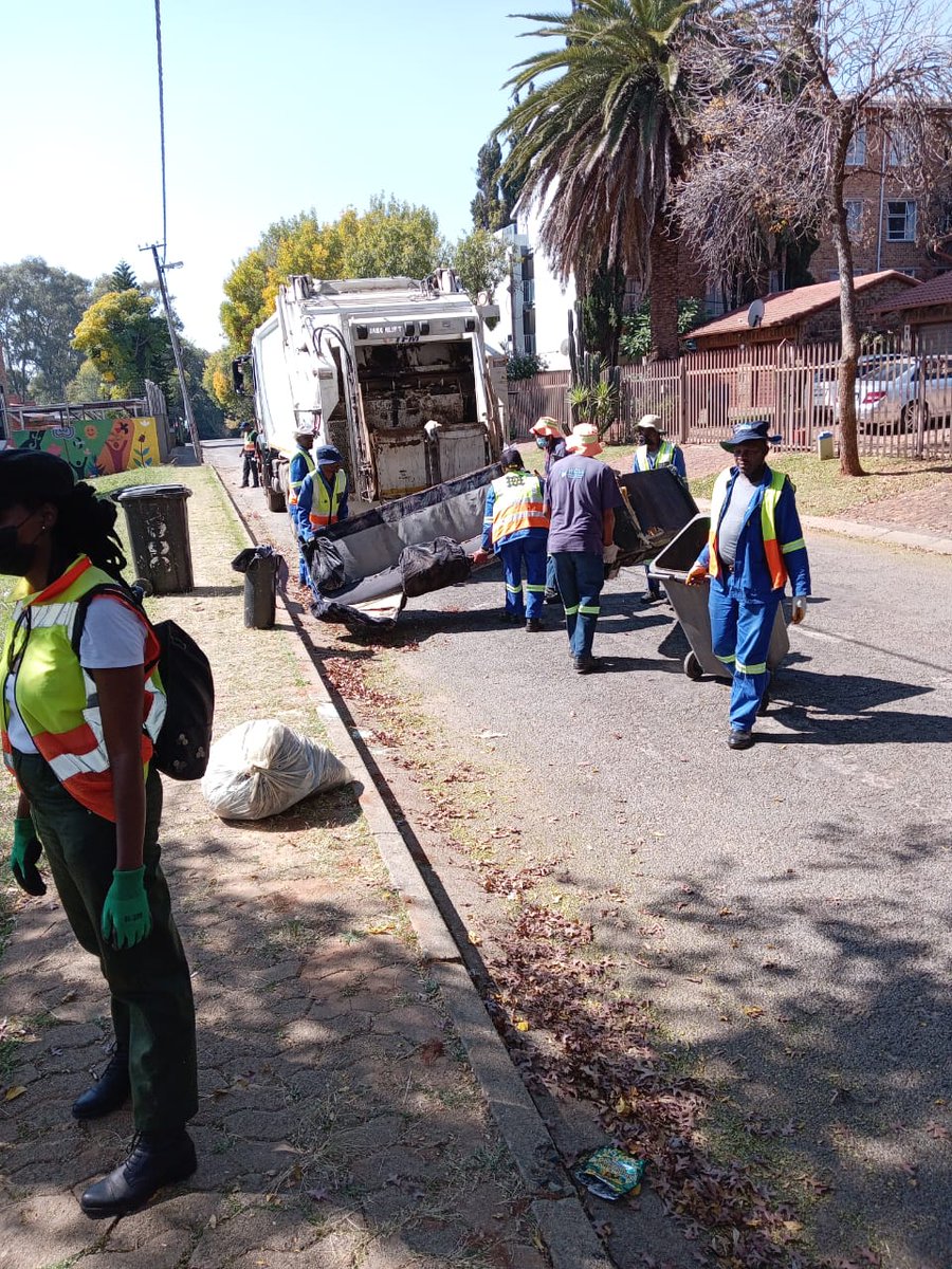 Clean up operation conducted at the Windsor East swimming pool, Ward 98. @CityofJoburgZA @CRUM_CoJ @CleanerJoburg @KabeloGwamanda