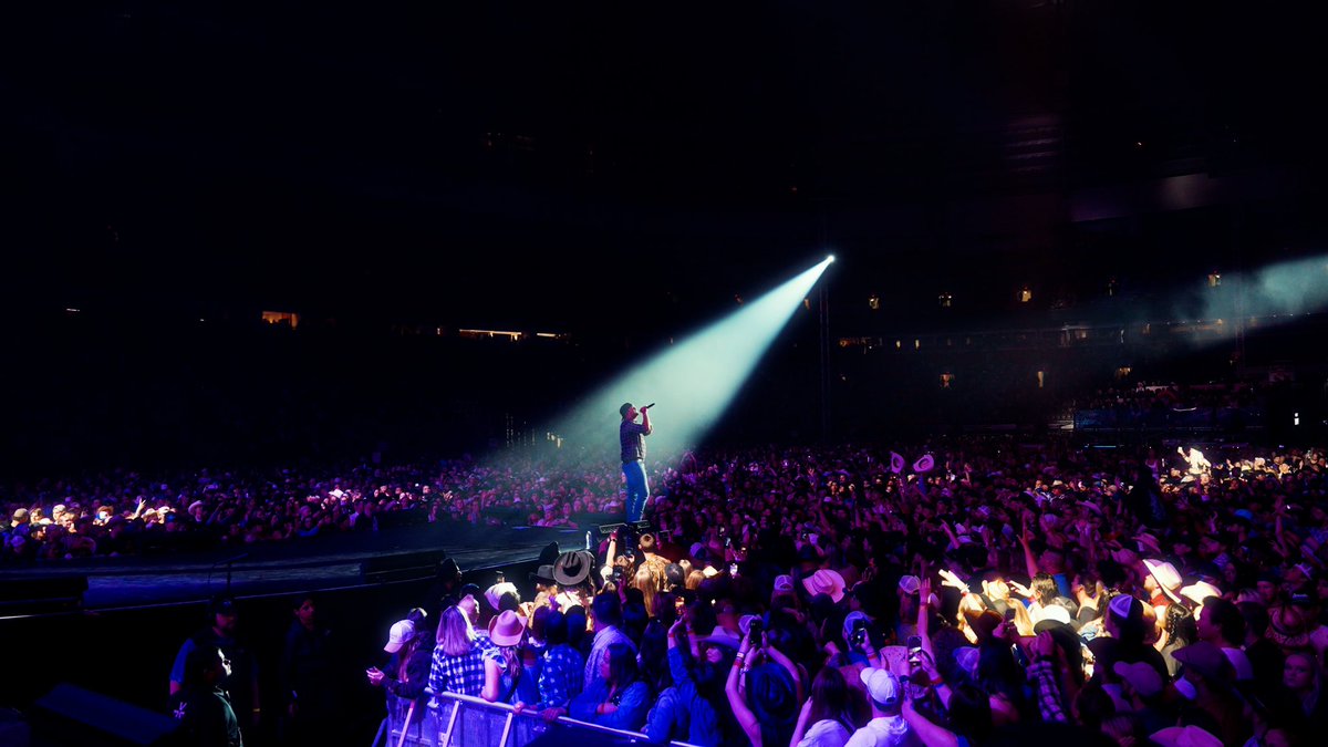 lukebryan's tweet photo. Ended out the first week in Canada with @CCCFestVan! Saskatoon, you’re up next. https://t.co/GZfGRJOgYy